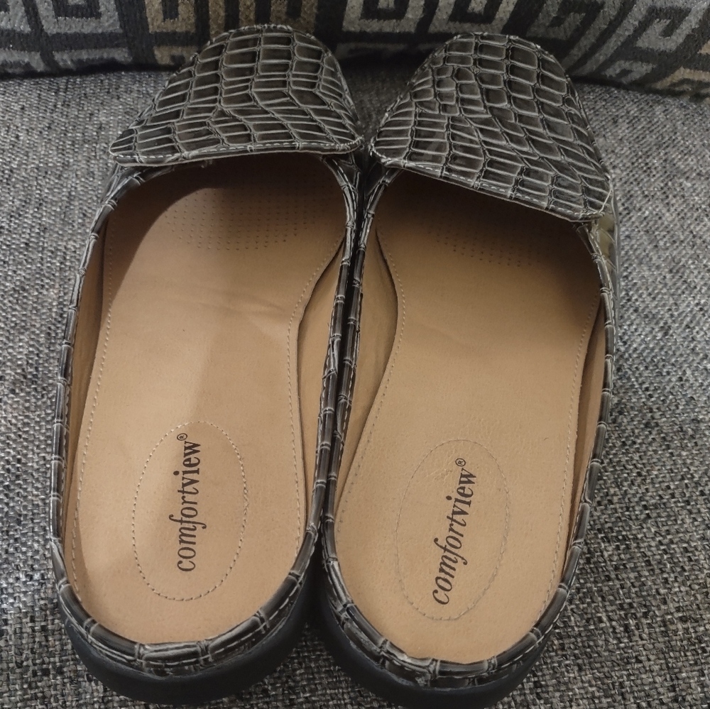 Women's Excellent Condition Brand New Sz. 11 Gator Causal Slide Ins. XComfy